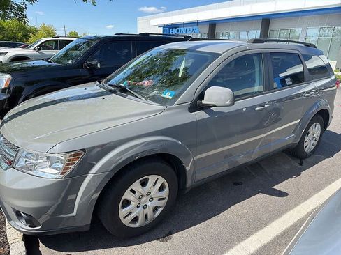 Used 2019 Dodge Journey SE w/ Connectivity Group FWD image 4