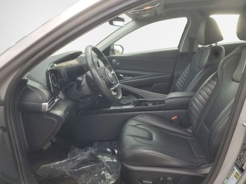 Used 2025 Hyundai Elantra Limited FWD image 12