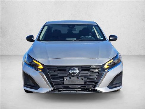 Used 2024 Nissan Altima 2.5 SV image 2