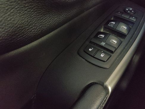 Used 2019 Jeep Cherokee Latitude Plus w/ Comfort/Convenience Group FWD image 27
