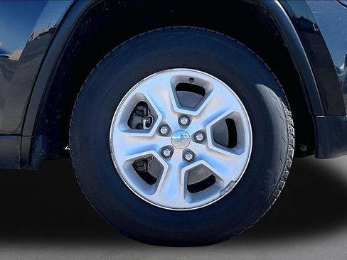 Used 2014 Jeep Grand Cherokee Laredo AWD/4WD image 8