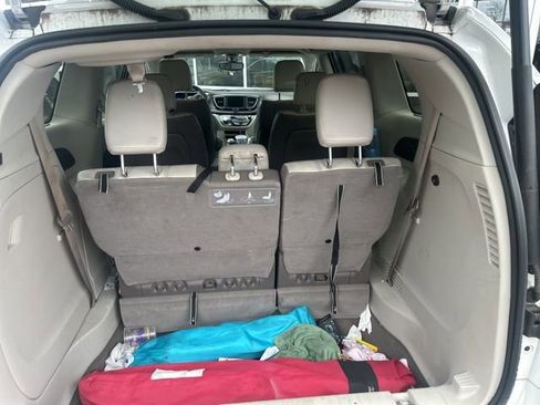 Used 2018 Chrysler Pacifica Touring-L image 32