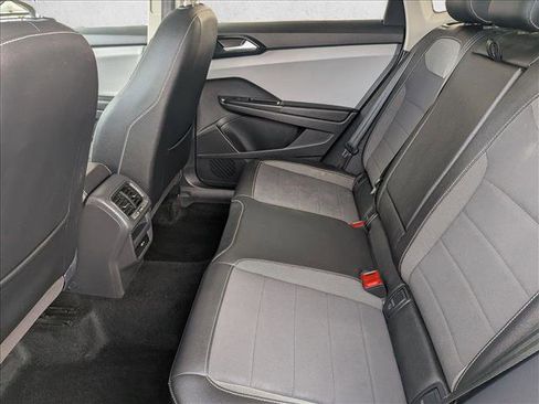 Used 2022 Volkswagen Taos SE image 16
