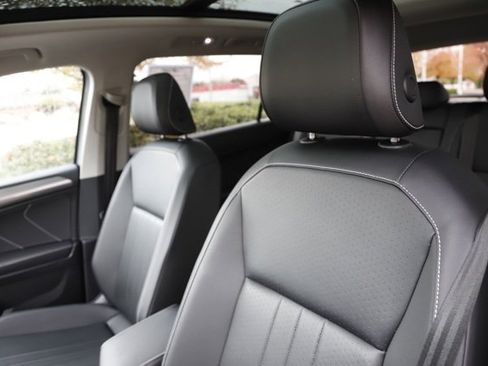 Used 2022 Volkswagen Tiguan SE w/ Panoramic Sunroof Package image 13