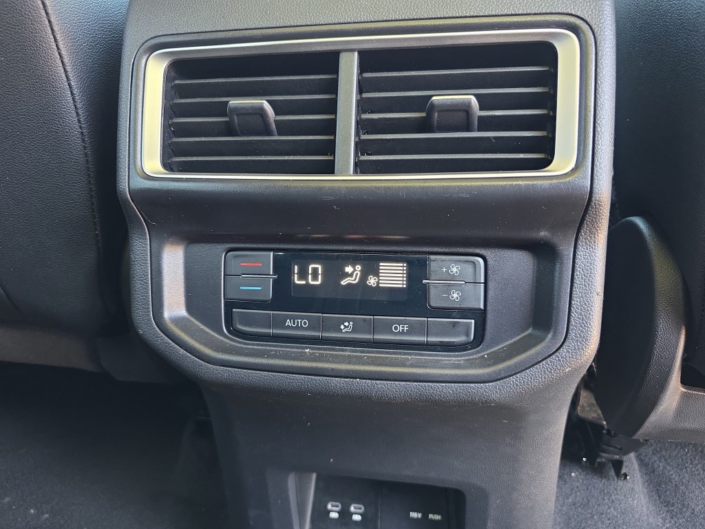 Used 2025 Volkswagen Atlas SE AWD/4WD image 16