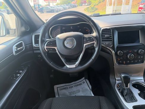 Used 2020 Jeep Grand Cherokee Laredo AWD/4WD image 14