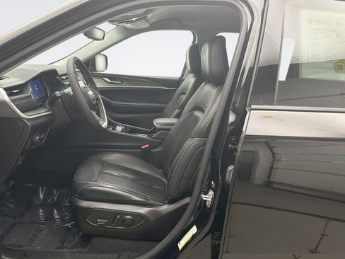 Used 2023 Jeep Grand Cherokee Limited w/ Black Appearance Package image 11