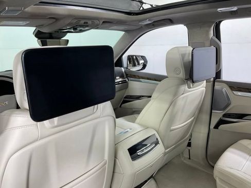 Used 2025 Cadillac Escalade ESV Premium Luxury Platinum AWD/4WD image 25