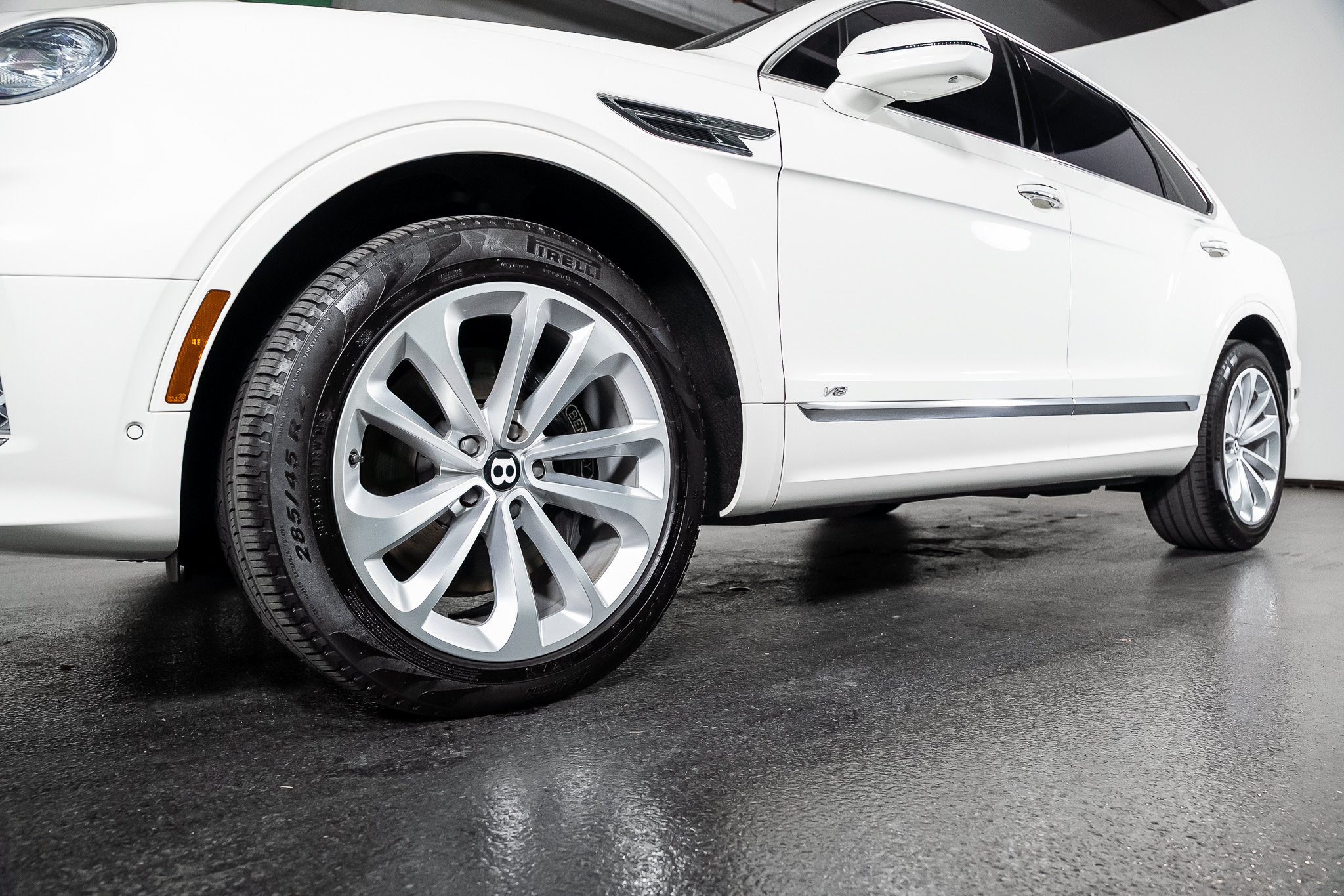 Used 2022 Bentley Bentayga AWD/4WD image 17
