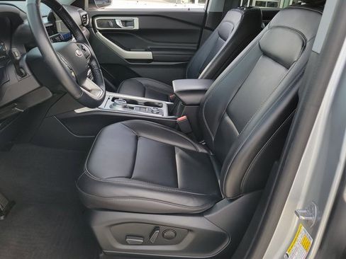 Certified 2022 Ford Explorer XLT w/ Equipment Group 202A image 6
