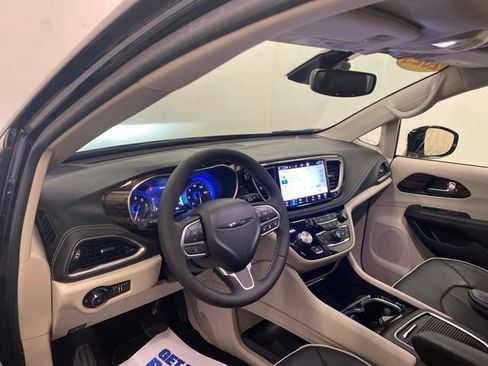 Used 2023 Chrysler Pacifica Limited FWD image 8
