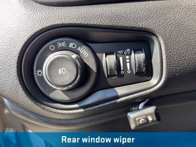 Used 2016 Jeep Renegade Latitude FWD image 16