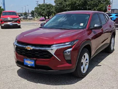 Used 2025 Chevrolet Trax LS FWD image 3