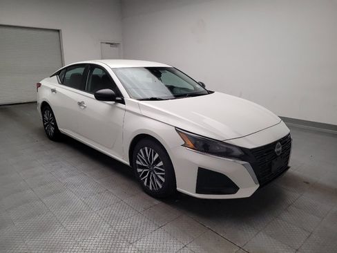 Used 2025 Nissan Altima 2.5 SV FWD image 13