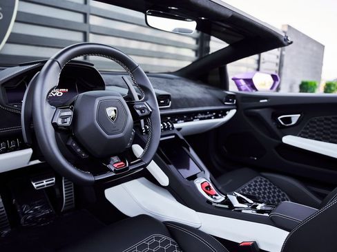 Used 2024 Lamborghini Huracan EVO image 2