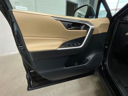 Used 2021 Toyota RAV4 LE AWD/4WD image 10