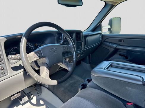 Used 2005 Chevrolet Silverado 2500 LS w/ Heavy-Duty Power Package AWD/4WD image 2