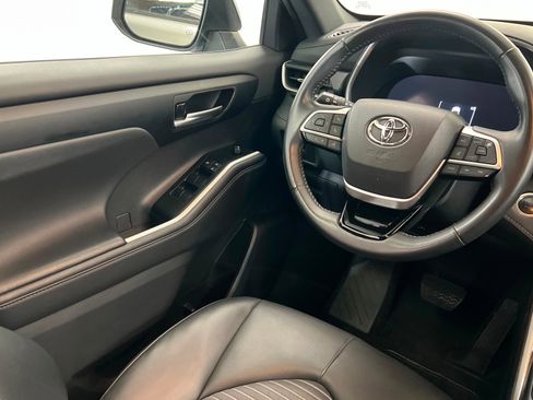 Used 2025 Toyota Highlander XSE AWD/4WD image 12