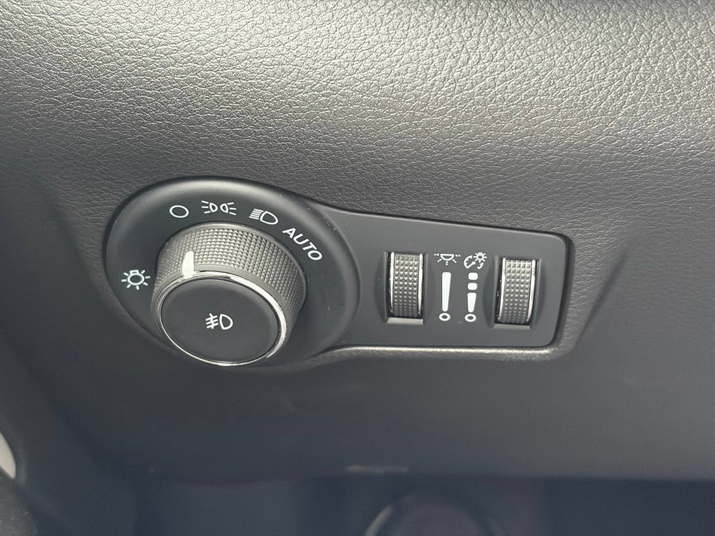 Used 2025 Jeep Compass Limited AWD/4WD image 30