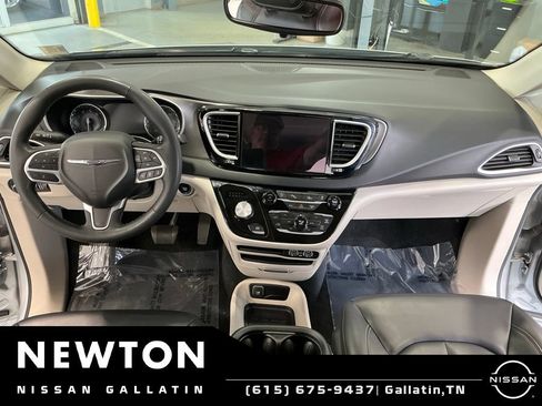 Used 2023 Chrysler Pacifica Touring-L FWD image 7