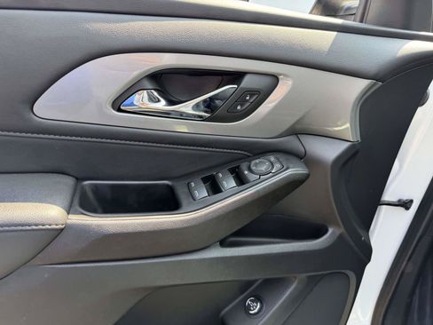 Certified 2023 Chevrolet Traverse LT FWD image 17