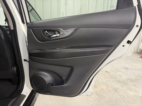 Used 2018 Nissan Rogue SV image 11