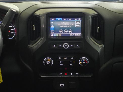 Used 2020 Chevrolet Silverado 1500 Custom w/ Custom Value Package RWD image 17