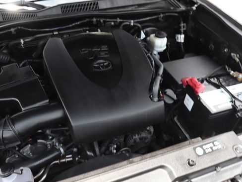Used 2019 Toyota Tacoma TRD Sport AWD/4WD image 13