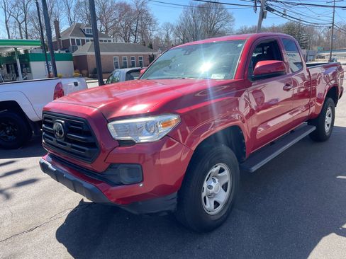 Used 2018 Toyota Tacoma SR image 1