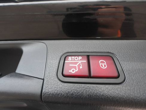 Used 2023 Mercedes-Benz GLB 250 4MATIC w/ Premium Package image 54