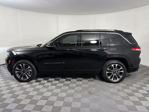 Used 2022 Jeep Grand Cherokee Overland w/ Luxury Tech Group IV AWD/4WD image 2