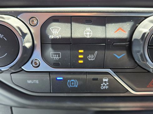 Used 2022 Jeep Wrangler Unlimited Sahara w/ Cold Weather Group AWD/4WD image 9