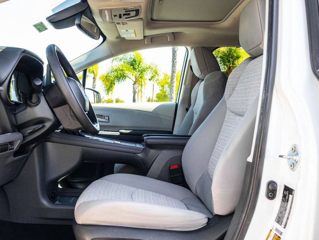 Used 2024 Toyota Sienna LE w/ LE Plus Package FWD image 36