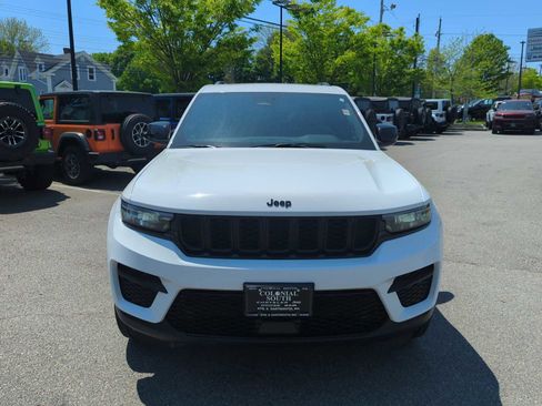 Used 2023 Jeep Grand Cherokee Altitude AWD/4WD image 9