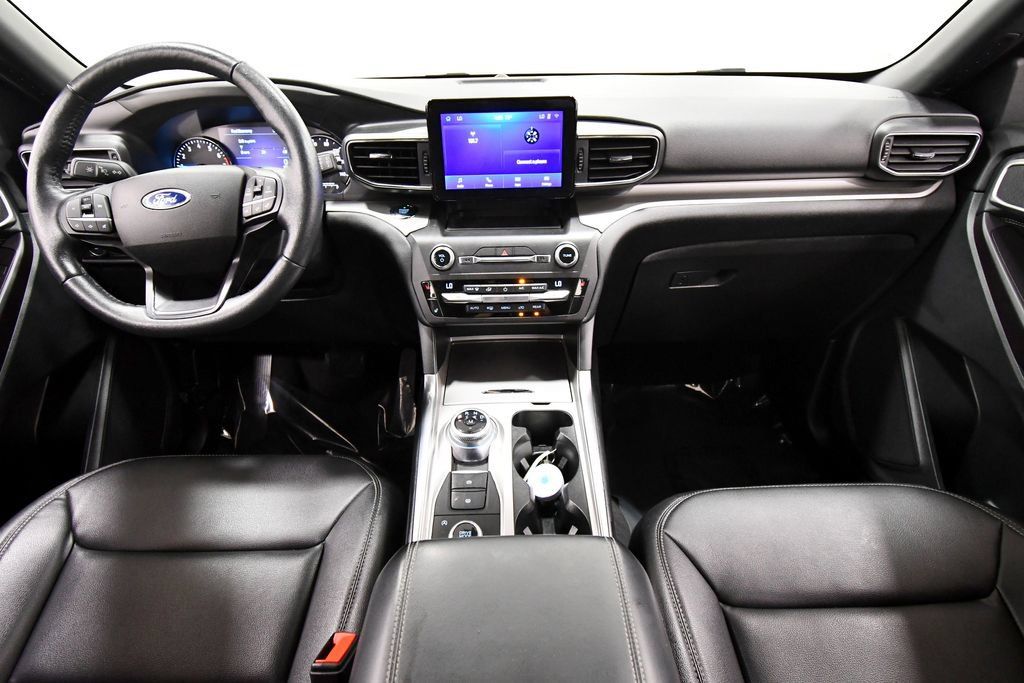 Used 2020 Ford Explorer XLT w/ Equipment Group 202A AWD/4WD image 3