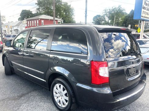 Used 2012 Chrysler Town & Country Touring-L w/ Entertainment Group #2 FWD image 4