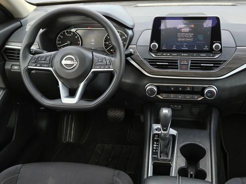 Used 2025 Nissan Altima 2.5 SV FWD image 12