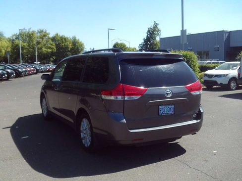 Used 2014 Toyota Sienna LE AWD/4WD image 3