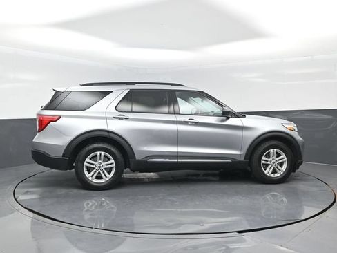 Certified 2024 Ford Explorer XLT w/ Equipment Group 202A AWD/4WD image 3