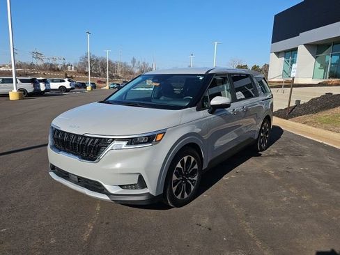 Used 2024 Kia Carnival EX image 4