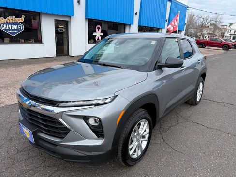 Used 2025 Chevrolet TrailBlazer LS w/ LS Convenience Package AWD/4WD image 2