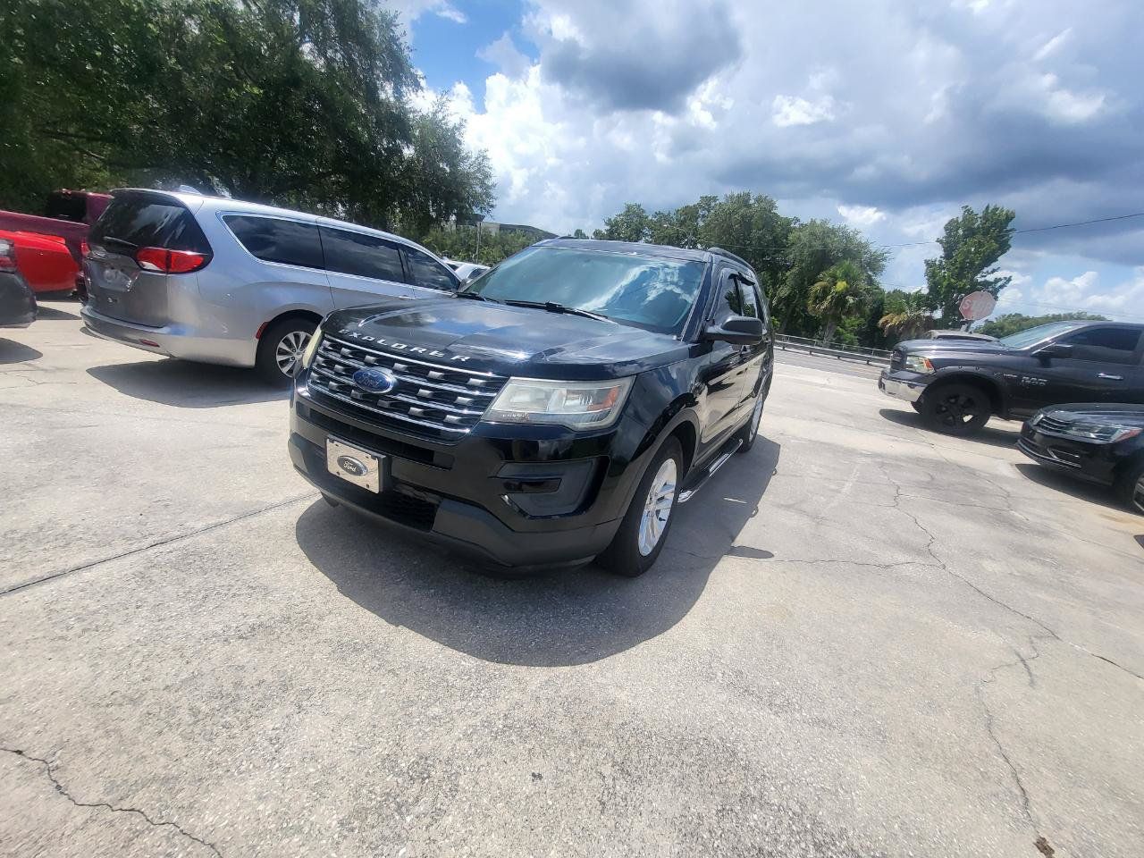 Used 2017 Ford Explorer FWD image 2