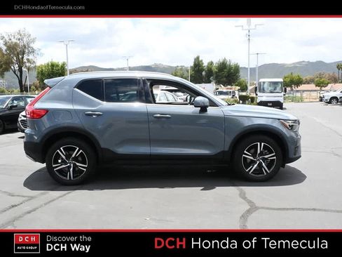 Used 2023 Volvo XC40 B5 Plus AWD/4WD image 5