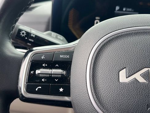Used 2025 Kia Carnival FWD image 21