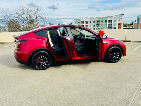 Used 2024 Tesla Model Y Performance image 28