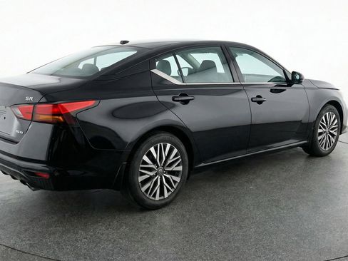 Used 2025 Nissan Altima 2.5 SV image 9