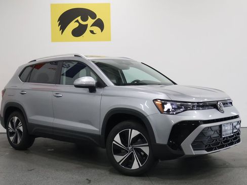 New 2026 Volkswagen Taos SE AWD/4WD image 2