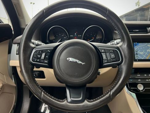 Used 2016 Jaguar XF Premium image 44