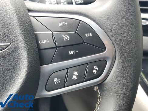 Used 2024 Chrysler Pacifica Touring-L FWD image 22