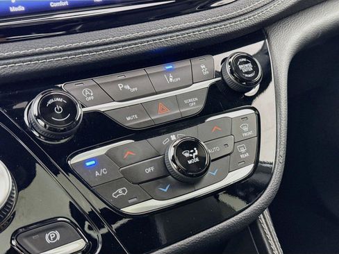 Used 2025 Chrysler Pacifica Limited FWD image 25